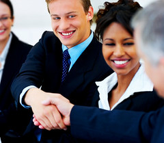 Profesional inmobiliario cerrando un acuerdo